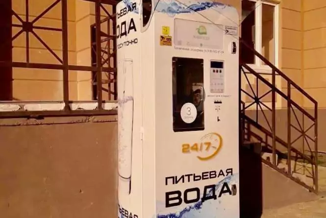 Фото аппарата для продажи воды Живая вода Фрост 400 на улице